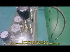 جهاز التحكم الثانوي مع خرطوم على استعداد لاختبار الضغط.